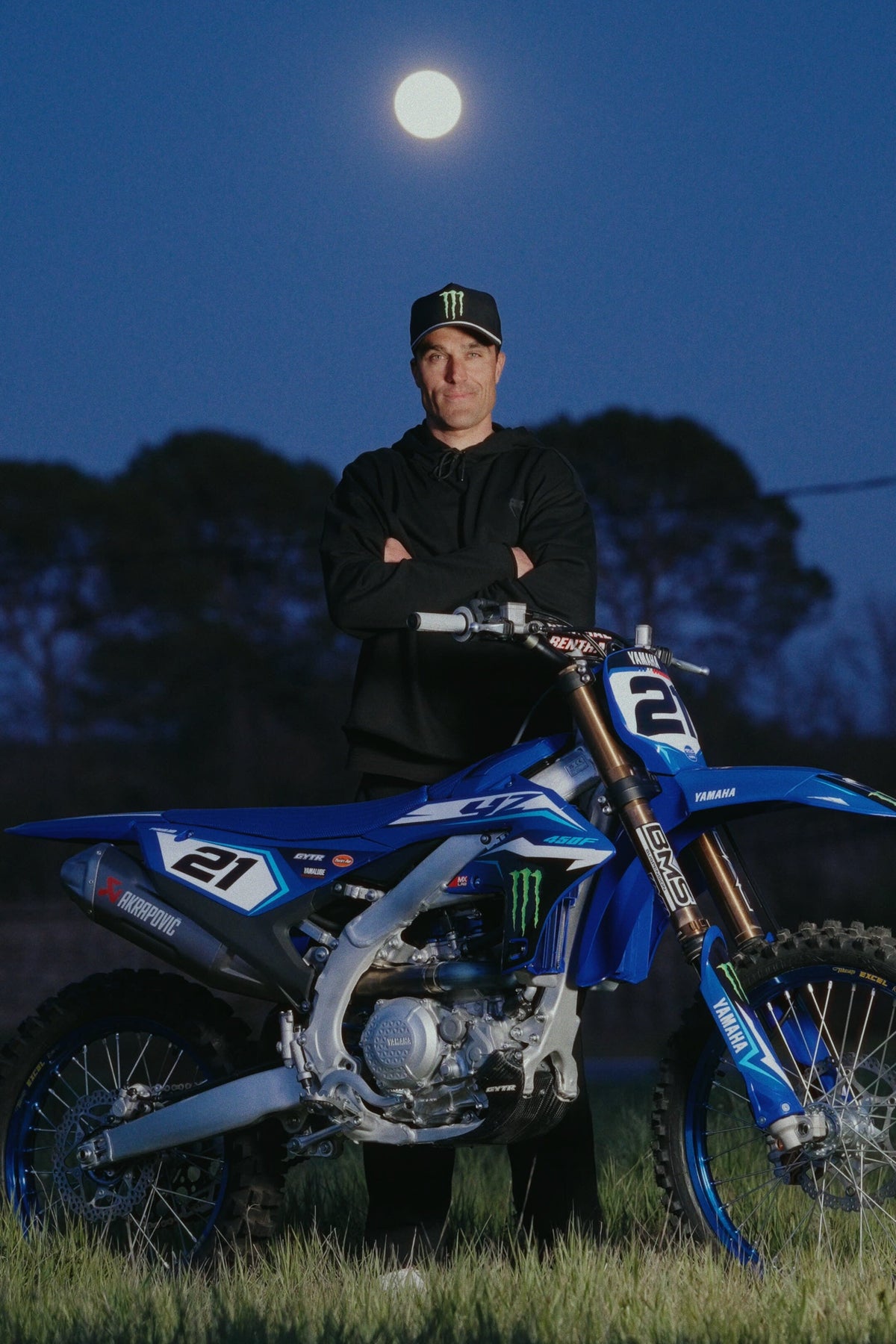Yamaha YZ 450F n° 21 de Gautier Paulin, habillée d'un kit déco MXlab, sur béquille.