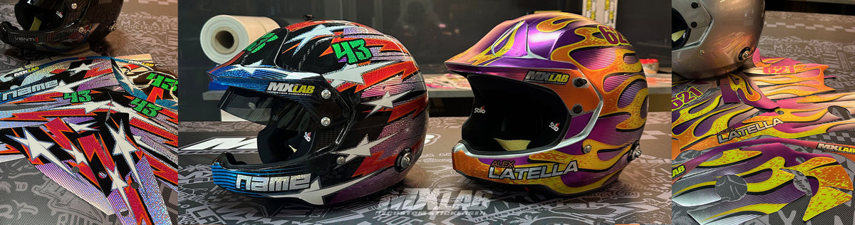 Deux casques Stilo Venti4 habillés de kits déco MXlab à l'atelier, STARBOLT sur carbone à reflets holographiques et FLAME violet et orange, entourés des pièces du kit à plat